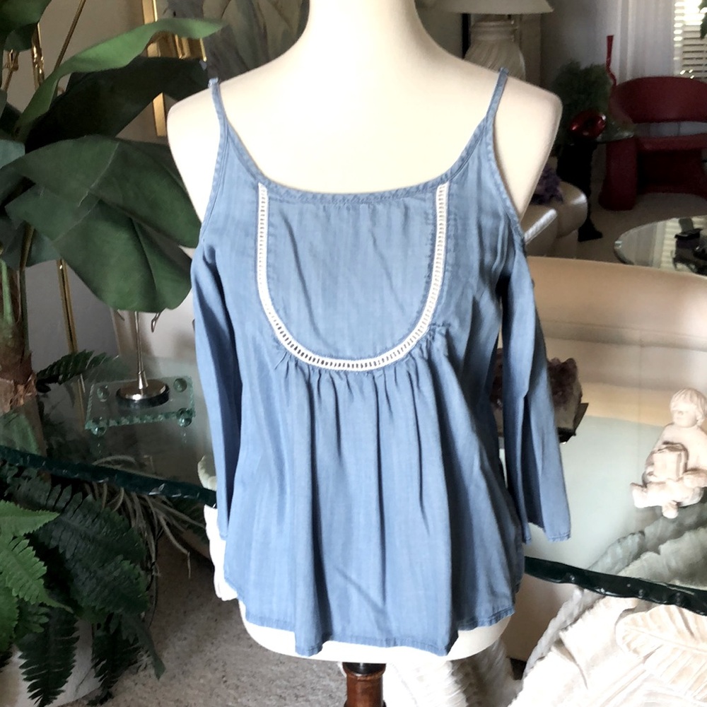 SZ S NWOT LIGHTWEIGHT COLD SHOULDER TOP WITH ADJUSTABLE STRAPS BLUE